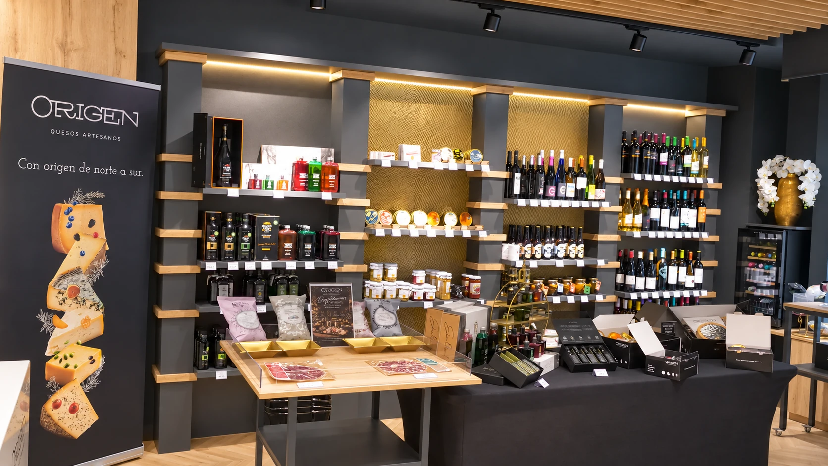 Exposición de vinos, conservas y productos gastronómicos en Quesería Origen
